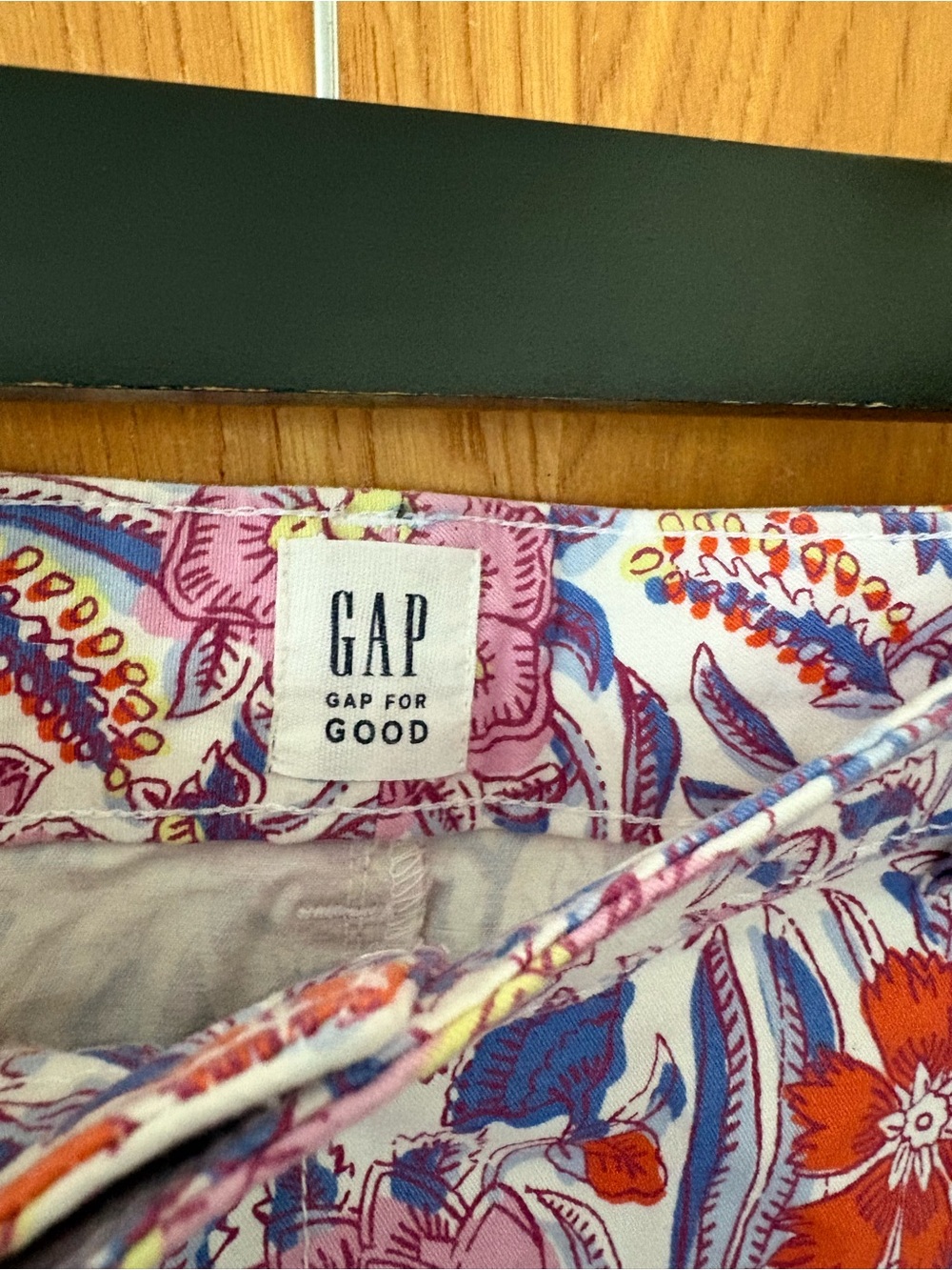 GAP Floral Print Women’s Cotton Shorts - White with Red & Purple Flowers 18 - Picture 4 of 8